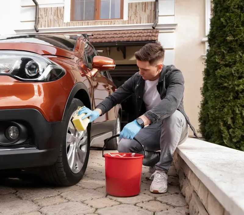 Lavage auto à domicile Pralong : professionnel intervenant sur un véhicule